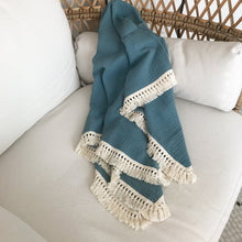 Load image into Gallery viewer, Couverture en mousseline à franges - bleu